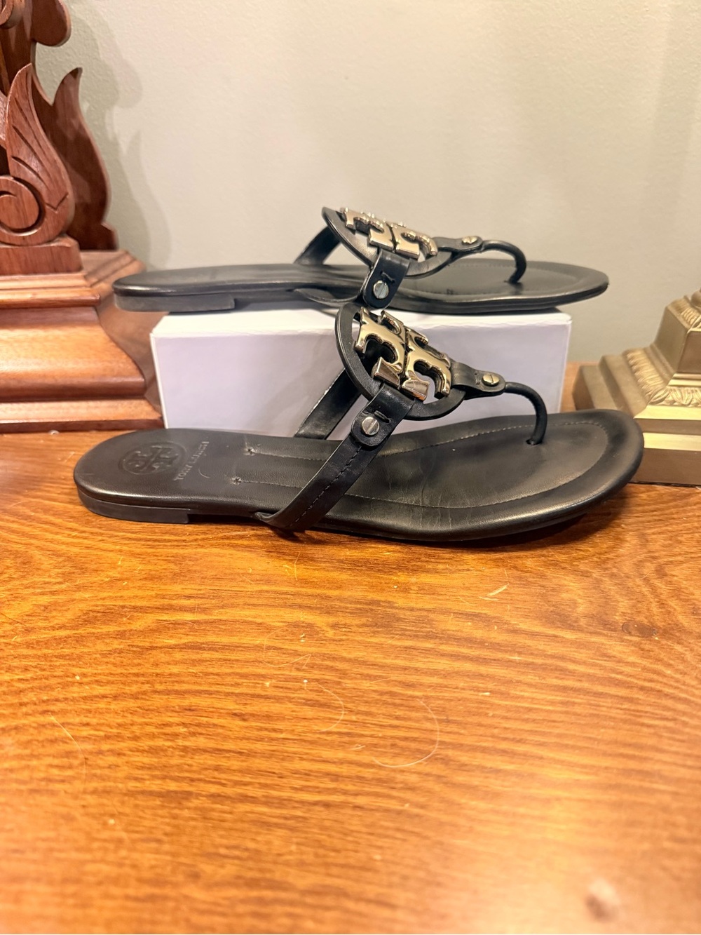 Tory Burch Metal Miller Black Gold Leather Logo Thong Sandals Size 10 - Picture 7 of 10